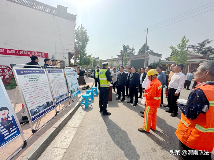 韩城交警进农村集市开展交通安全宣传活动.