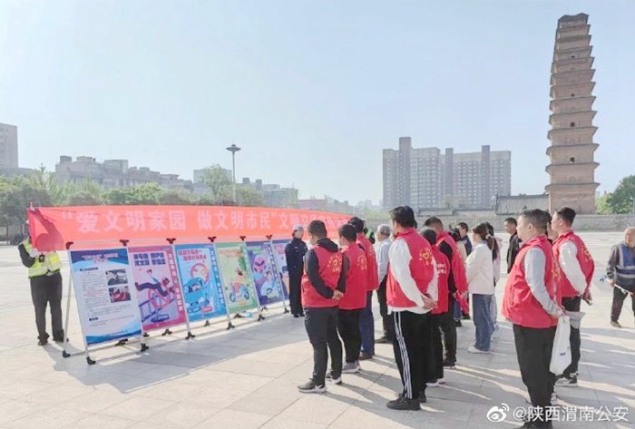 蒲城公安交管大队组织民警在辖区延安街文化广场开展交通安全宣传工作.
