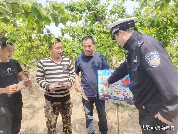 大荔公安交警走进辖区开展“美丽乡村行”交通安全巡回宣讲活动.