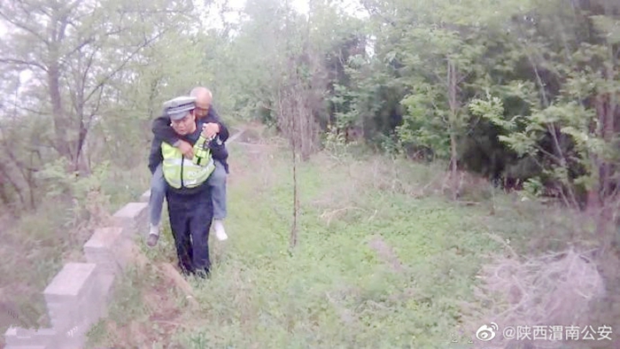 潼关公安交警及时救助摔伤老人。