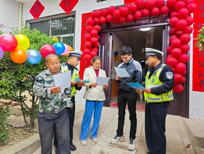 华州公安交警杏林中队走进瓜坡镇李托村，与居民面对面“话”安全。