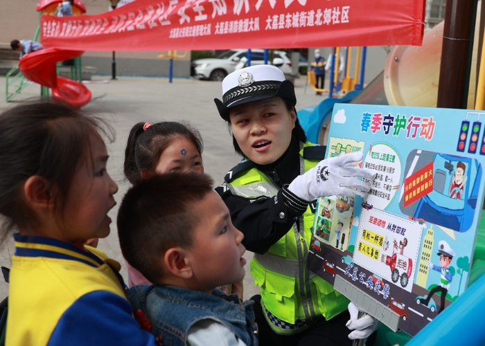 大荔公安交警进校园带领孩子们学习交通安全知识。