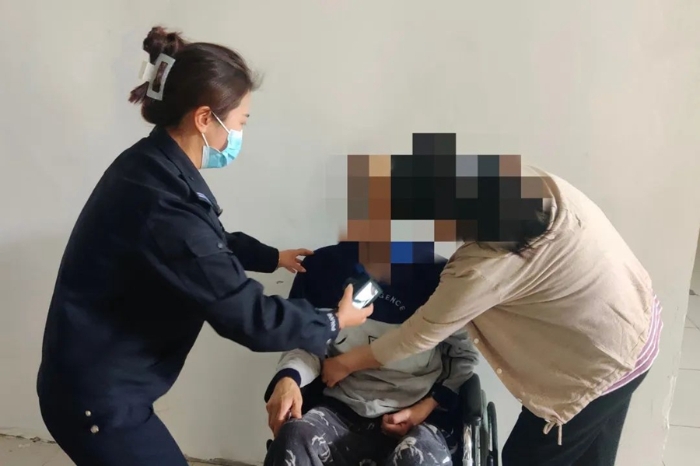 下庙派出所户籍民警上门为行动不便的老人办理身份证，受到了群众的赞扬。