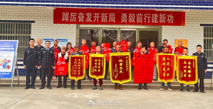 合阳公安同家庄派出所将近期破案追回的10余块电瓶以及9000余元返还受害群众，群众送锦旗表示感谢。