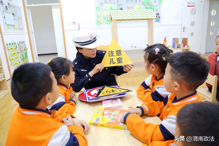 潼关县公安局交警大队民警走进辖区幼儿园给小朋友普及道路交通安全知识.