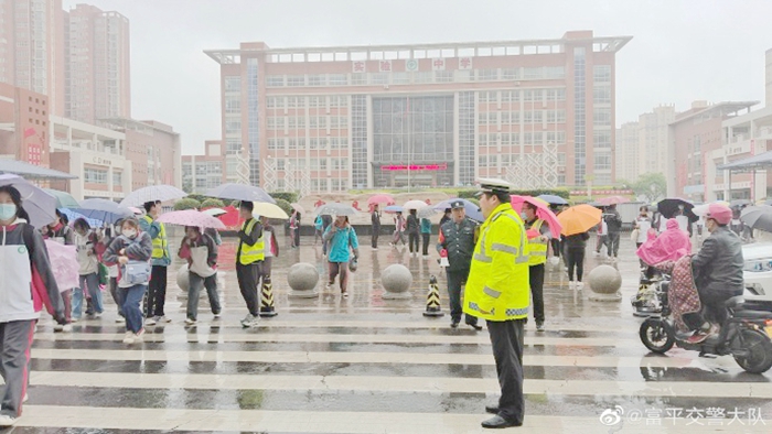 富平交警全力保障和维护降雨天气群众出行安全及良好秩序。