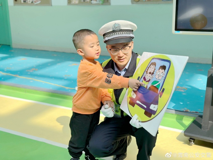 白水交警走进白水县人和幼儿园开展交通安全宣传。