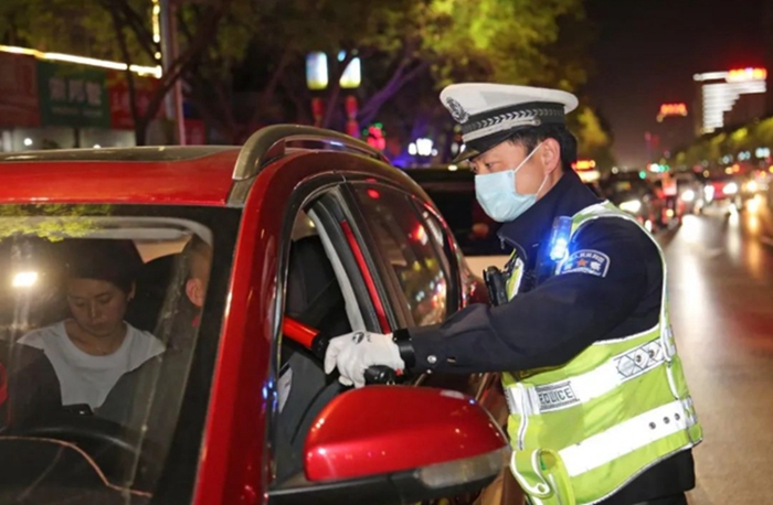 渭南公安交警开展春季交通安全整治酒驾查处统一行动。
