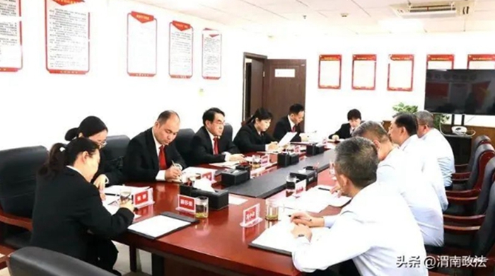 4月19日，渭南市临渭区人民法院党组书记、院长张东亮一行深入长安银行渭南分行走访调研。