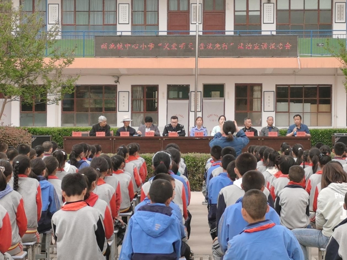 合阳县司法局新池司法所开展普法先行，法治进校园活动。