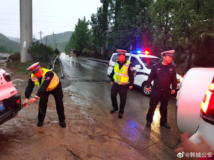 雨天路滑车辆被困，韩城公安交警暖心救助。
