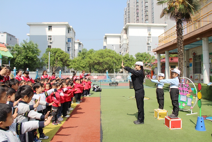 韩城交警进幼儿园带“萌娃”学交通安全知识。