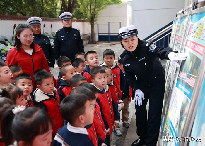 大荔县实验幼儿园30多名萌娃走进公安交警城区中队，零距离接触学交规。