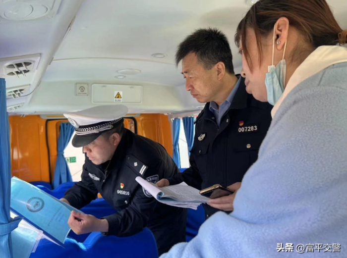 4月26日上午，富平交警大队车辆管理所民警对校车幼儿园进行全面检查。