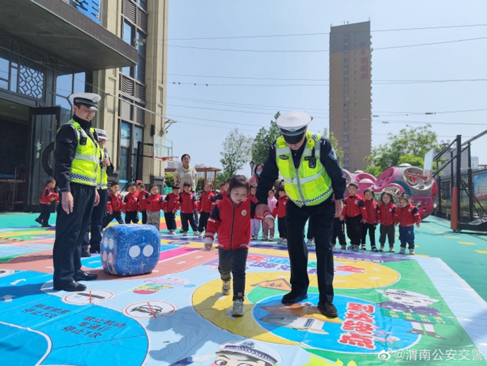 【渭南高新交警走进幼儿园开展交通安全宣传活动. 【渭南高新交警走进幼儿园开展交通安全宣传活动.