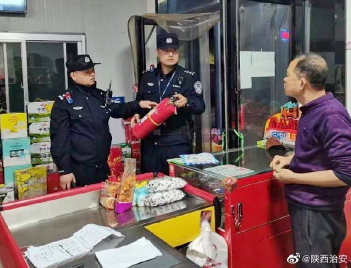 富平齐村派出所组织民警深入辖区重点场所开展消防隐患大排查. 富平齐村派出所组织民警深入辖区重点场所开展消防隐患大排查.