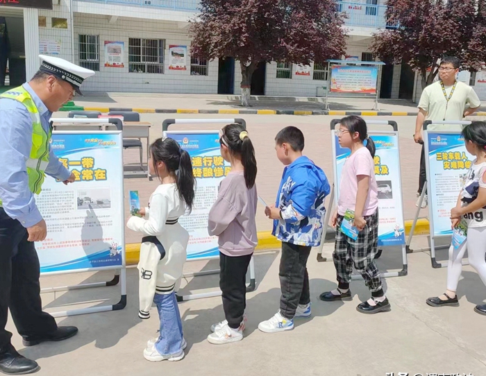 富平交警西禹中队民警走进辖区流曲中心小学开展“五一”假期道路安全知识讲座。 富平交警西禹中队民警走进辖区流曲中心小学开展“五一”假期道路安全知识讲座。