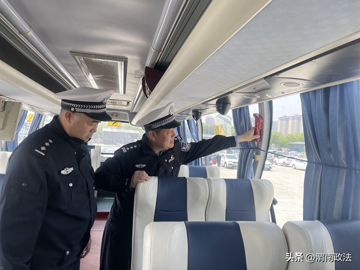 韩城市公安局交警大队在辖区客运站对车辆进行检查。 韩城市公安局交警大队在辖区客运站对车辆进行检查。