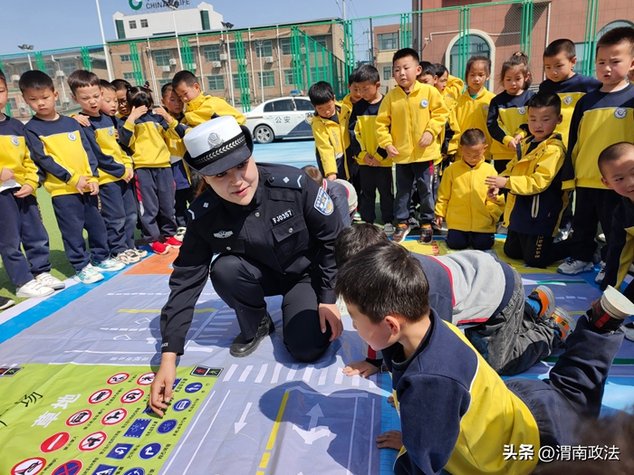 4月27日,大荔公安交警走进大荔县同州幼儿园,为孩子们上了一堂生动有趣的交通安全课。 4月27日,大荔公安交警走进大荔县同州幼儿园,为孩子们上了一堂生动有趣的交通安全课。