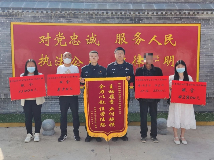 合阳公安黑池派出所返还群众五万余元涉案财物。 合阳公安黑池派出所返还群众五万余元涉案财物。
