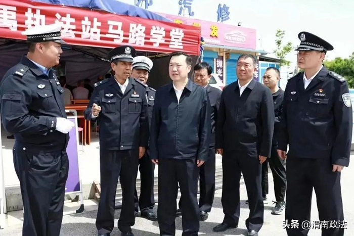 省公安厅党委副书记、常务副厅长杨尚伟深入渭南富平等地检查指导五一假日道路交通安保工作。 省公安厅党委副书记、常务副厅长杨尚伟深入渭南富平等地检查指导五一假日道路交通安保工作。