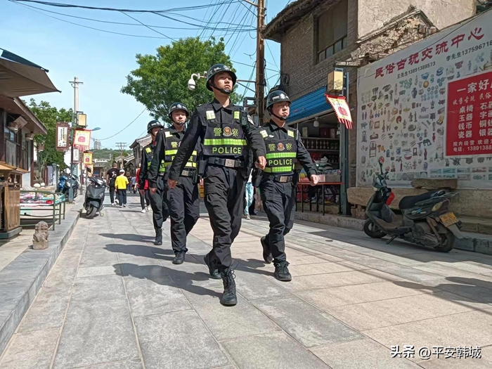 韩城公安巡特警加大巡逻防控力度,全力守护群众平安。 韩城公安巡特警加大巡逻防控力度,全力守护群众平安。