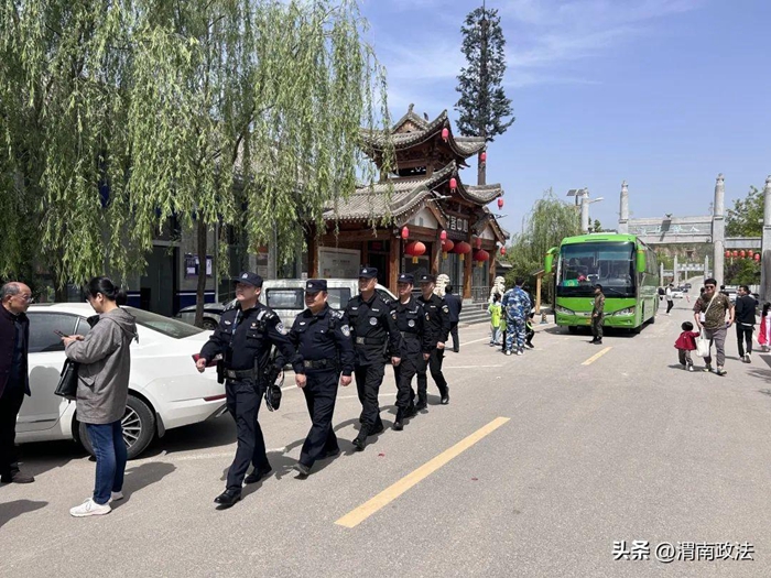 临渭公安分局治安大队对景区进行治安检查。 临渭公安分局治安大队对景区进行治安检查。