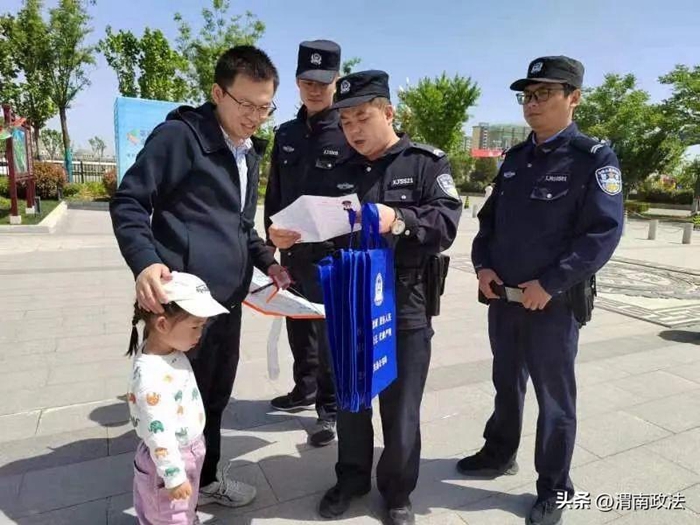 潼关县公安局岳渎派出所民辅警开展防范电信网络诈骗宣传活动。 潼关县公安局岳渎派出所民辅警开展防范电信网络诈骗宣传活动。