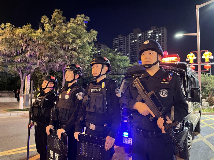 富平公安民警“五一”假期坚守岗位,守护群众安全。 富平公安民警“五一”假期坚守岗位,守护群众安全。