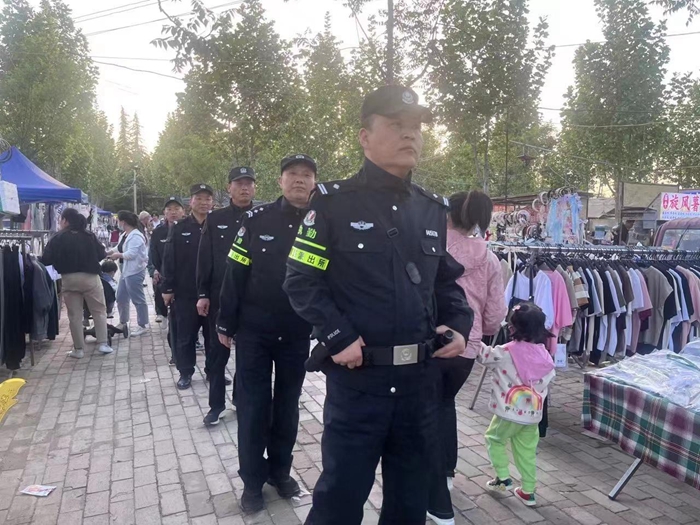 蒲城公安迎宾路派出所组织社区民警、巡逻民警对人流量密集地方进行巡逻。 蒲城公安迎宾路派出所组织社区民警、巡逻民警对人流量密集地方进行巡逻。