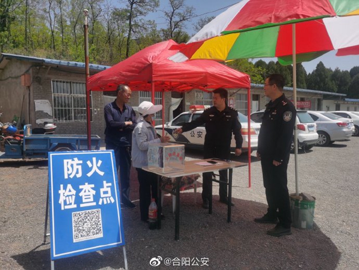 合阳公安民警坚守景区、街道巡逻第一线,全力守护保平安。 合阳公安民警坚守景区、街道巡逻第一线,全力守护保平安。