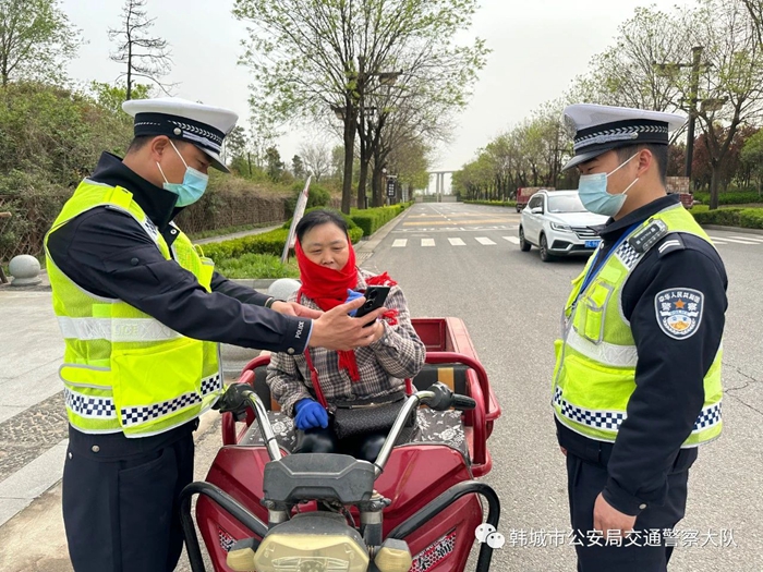 “五一”假期,韩城公安交警坚守岗位保畅防堵。 “五一”假期,韩城公安交警坚守岗位保畅防堵。