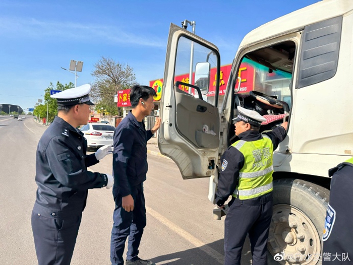白水公安交警全力护航“五一”返程高峰。 白水公安交警全力护航“五一”返程高峰。