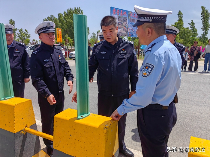 “五一”假期,大荔公安交警全力保安全畅通。 “五一”假期,大荔公安交警全力保安全畅通。