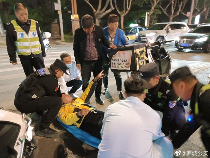 群众车祸受伤,韩城巡逻民警快速救助。 群众车祸受伤,韩城巡逻民警快速救助。