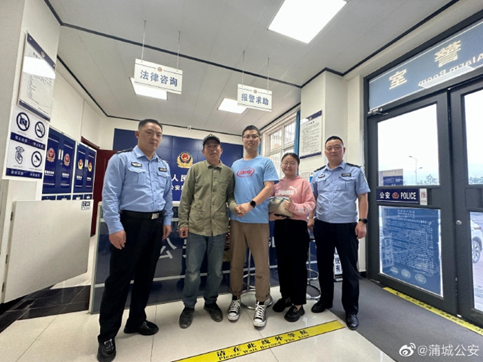 热心群众捡到挎包,蒲城民警将挎包归还原主,原主向好心群众和民警表示感谢。 热心群众捡到挎包,蒲城民警将挎包归还原主,原主向好心群众和民警表示感谢。