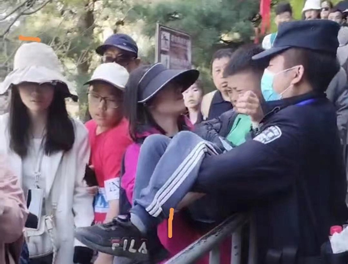 高新公安巡特警成功救助一名走失儿童。 高新公安巡特警成功救助一名走失儿童。