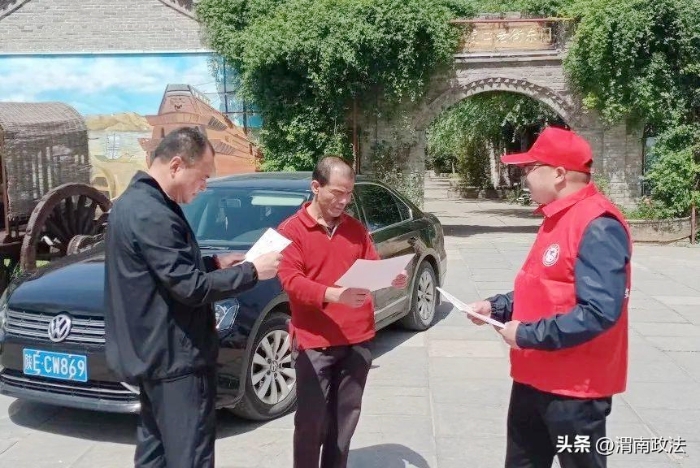 潼关法院旅游巡回法庭的法官干警们在潼关古渡口、古城东山景区、岳渎阁等地开展志愿服务活动。 潼关法院旅游巡回法庭的法官干警们在潼关古渡口、古城东山景区、岳渎阁等地开展志愿服务活动。