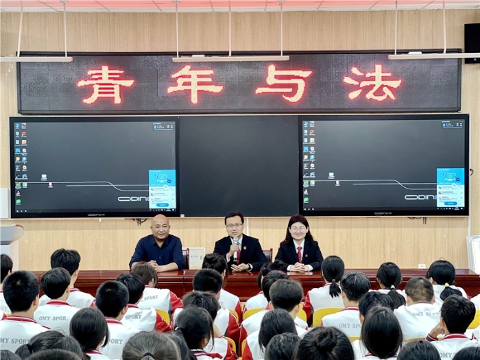 富平法院庄里法庭走进立城中学开展普法宣传活动。 富平法院庄里法庭走进立城中学开展普法宣传活动。