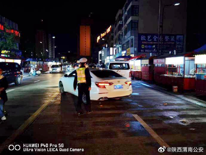 华州公安交警对辖区夜市周边道路车辆乱停乱放，占道经营等乱象展开整治.