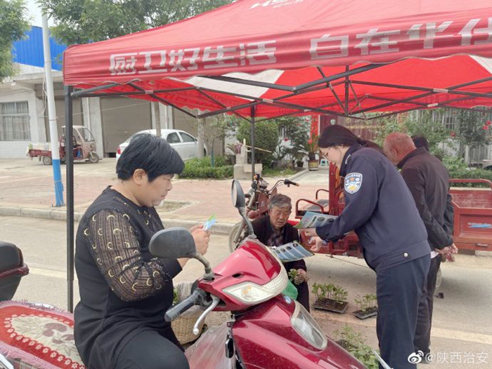 富平张桥派出所组织民辅警进集市开展禁毒宣传活动。