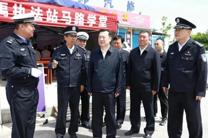 省公安厅党委副书记、常务副厅长杨尚伟深入渭南富平等地检查指导五一假日道路交通安保工作。 省公安厅党委副书记、常务副厅长杨尚伟深入渭南富平等地检查指导五一假日道路交通安保工作。