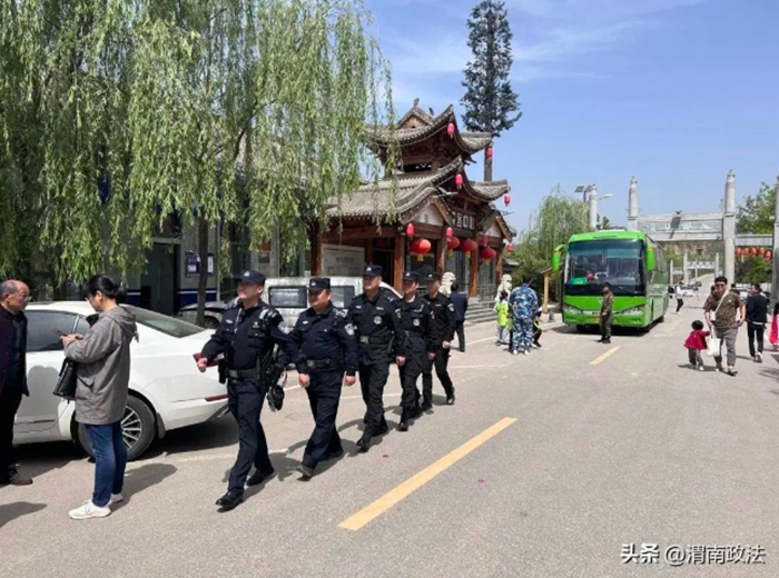 临渭公安民辅警在景区巡逻。 临渭公安民辅警在景区巡逻。