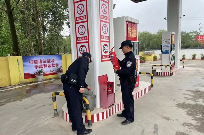 华州公安治安大队及各派出所对辖区酒店、宾馆、加油站、KTV等场所进行安全检查。 华州公安治安大队及各派出所对辖区酒店、宾馆、加油站、KTV等场所进行安全检查。