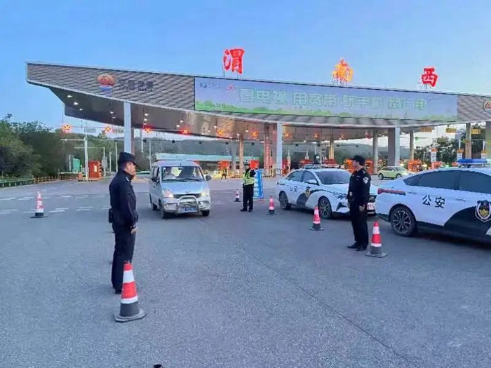 五一期间,高兴公安全天候开展巡逻防控和社会面治安动态管控。 五一期间,高兴公安全天候开展巡逻防控和社会面治安动态管控。