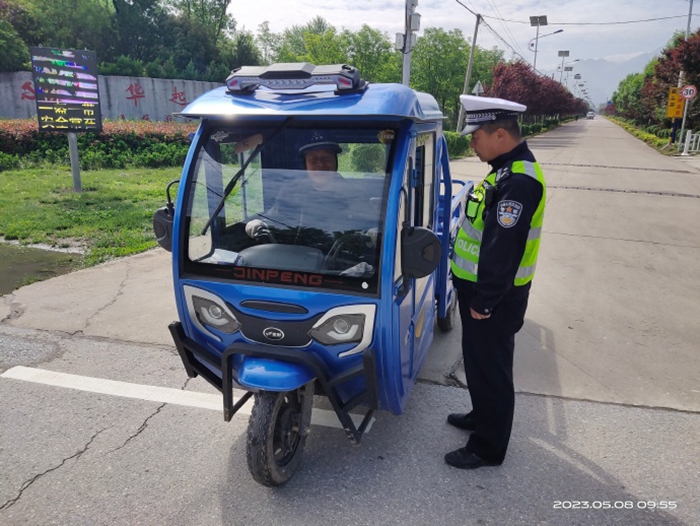 华州交警扎实开展道路交通违法行为整治行动。 华州交警扎实开展道路交通违法行为整治行动。