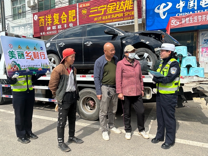 白水公安交警走进农村集市送“安全”。 白水公安交警走进农村集市送“安全”。