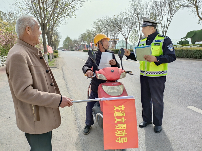 大荔公安交警携手志愿者开展文明交通劝导活动。 大荔公安交警携手志愿者开展文明交通劝导活动。