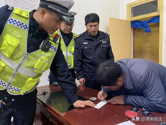 韩城公安交警查处一起无证且二次酒驾的违法行为。 韩城公安交警查处一起无证且二次酒驾的违法行为。