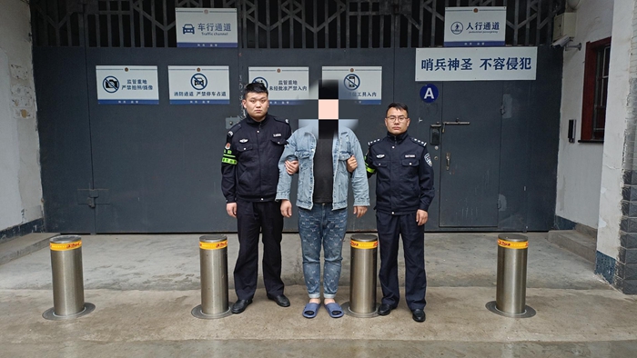 蒲城公安迎宾路派出所抓获逃犯。 蒲城公安迎宾路派出所抓获逃犯。